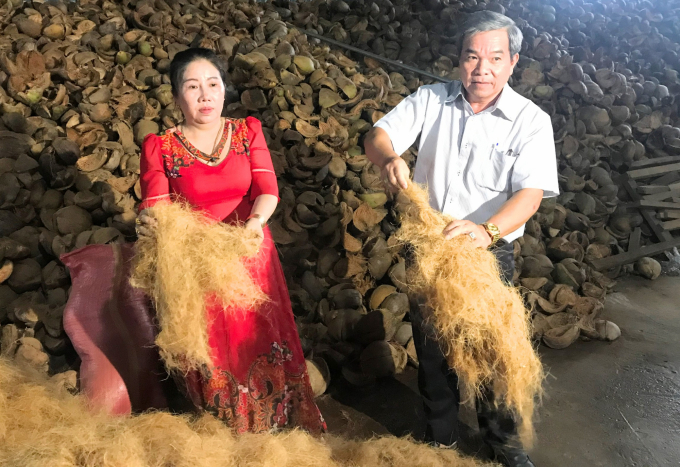 Từ chiếc vỏ dừa, qua máy tách chỉ đã thu được mụn và chỉ xơ dừa có giá trị xuất khẩu. Ảnh: Minh Đảm.