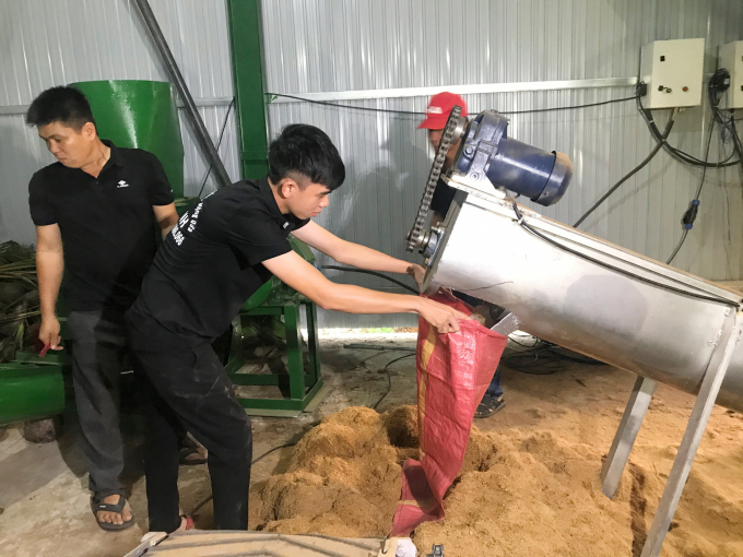 Công nhân làm việc tại cơ sở Ngọc Vinh. Ảnh: Minh Đảm.