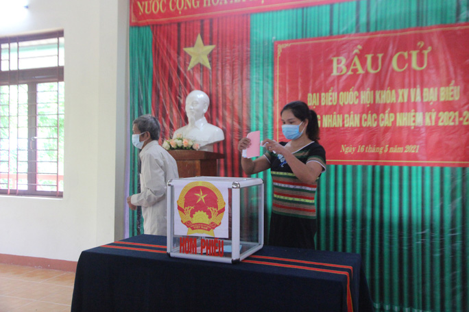 Cử tri vùng biên giới Quảng Nam hân hoan đi bầu cử sớm - Ảnh 10.