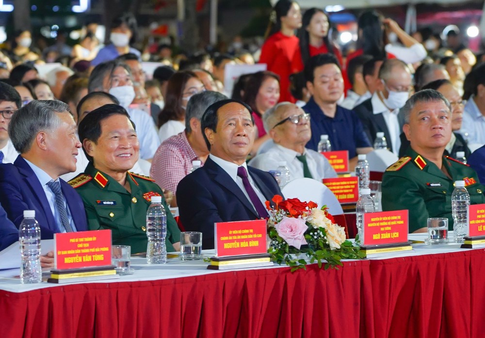 Khai mạc Lễ hội Hoa phượng đỏ Hải Phòng 2022 - Ảnh 2. Khai mạc Lễ hội Hoa phượng đỏ Hải Phòng 2022 - Ảnh 2.