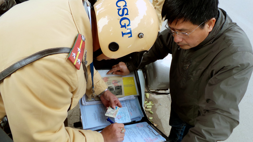 Người vi phạm giao thông chỉ cần đến bưu điện gần nhất để nộp phạt, sau đó nhận lại giấy tờ bị tạm giữ tại nhà.
