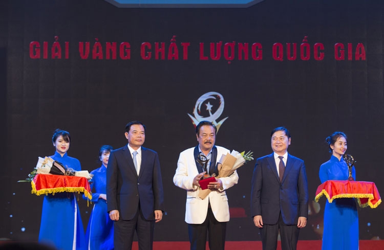 giai vang chat luong quoc gia khang dinh dn san xuat kinh doanh san pham dich vu dang cap the gioi