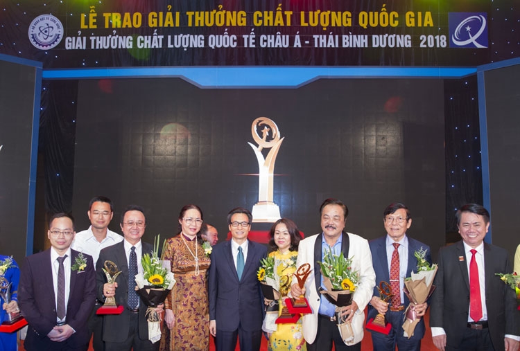 giai vang chat luong quoc gia khang dinh dn san xuat kinh doanh san pham dich vu dang cap the gioi