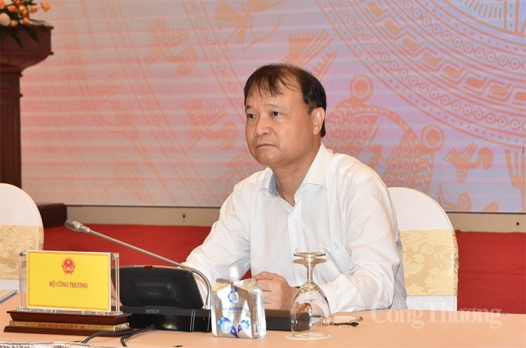 Kiên trì thực hiện 3 giải pháp bình ổn thị trường vàgiá xăng dầu Kiên trì thực hiện 3 giải pháp bình ổn thị trường vàgiá xăng dầu