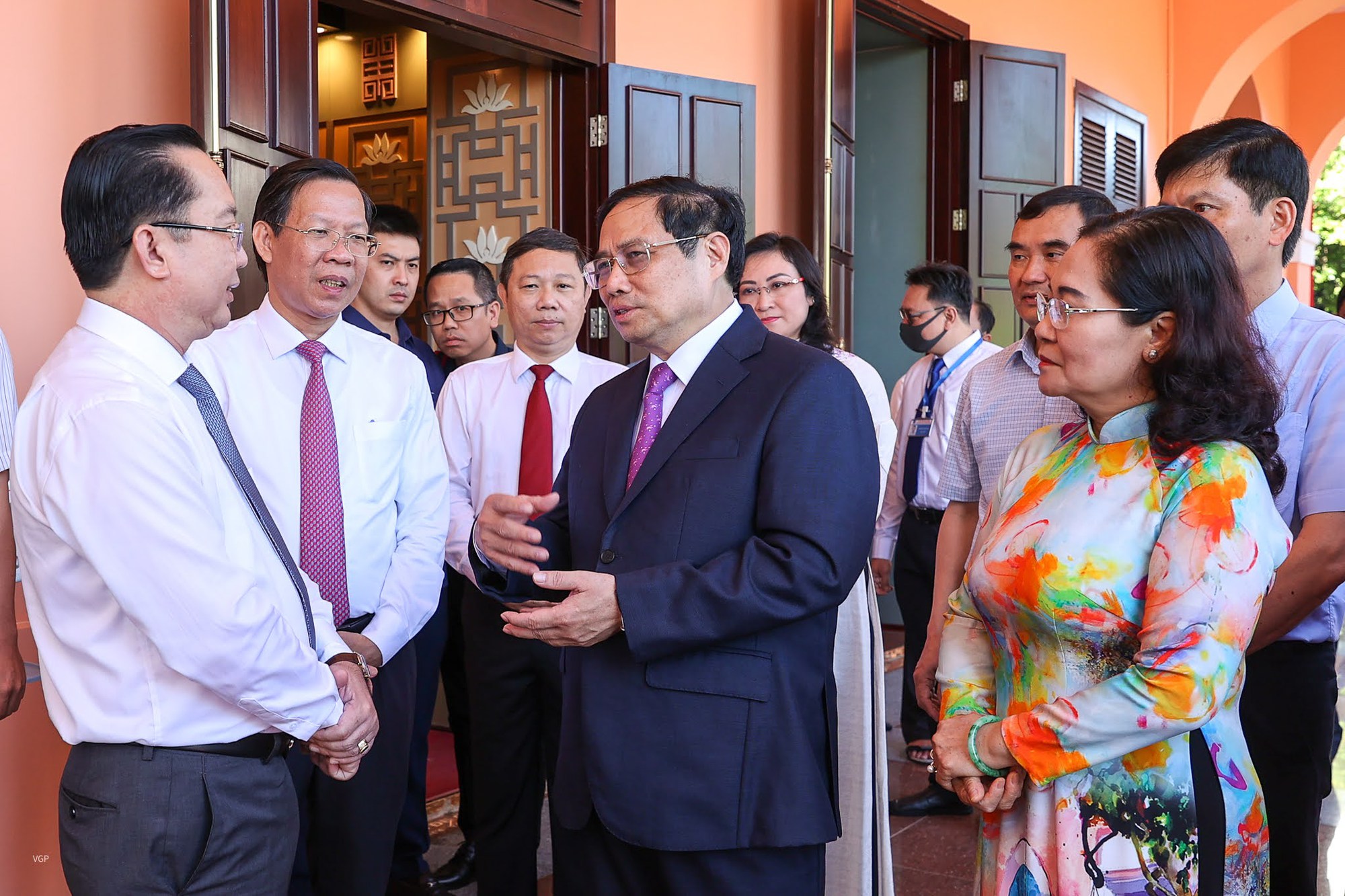 Thủ tướng dâng hương tưởng nhớ Chủ tịch Hồ Chí Minh, kỷ niệm 111 năm Ngày Người ra đi tìm đường cứu nước - Ảnh 5. Thủ tướng dâng hương tưởng nhớ Chủ tịch Hồ Chí Minh, kỷ niệm 111 năm Ngày Người ra đi tìm đường cứu nước - Ảnh 5.