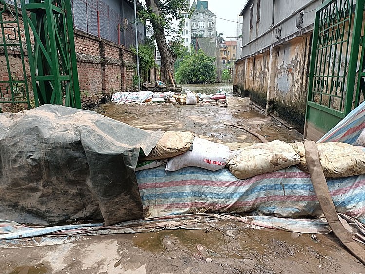 Ngập úng ở TP. Hà Nội: Hút nước hồ Tứ Liên để khắc phục ngập lụt Ngập úng ở TP. Hà Nội: Hút nước hồ Tứ Liên để khắc phục ngập lụt