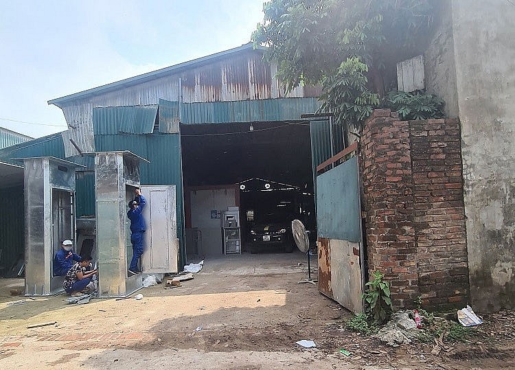 Nạn nhà xưởng trái phép, tập kết cát chui ở phường Thượng Cát (Bắc Từ Liêm, Hà Nội): Vì sao sai phạm vẫn tồn tại? Nạn nhà xưởng trái phép, tập kết cát chui ở phường Thượng Cát (Bắc Từ Liêm, Hà Nội): Vì sao sai phạm vẫn tồn tại?