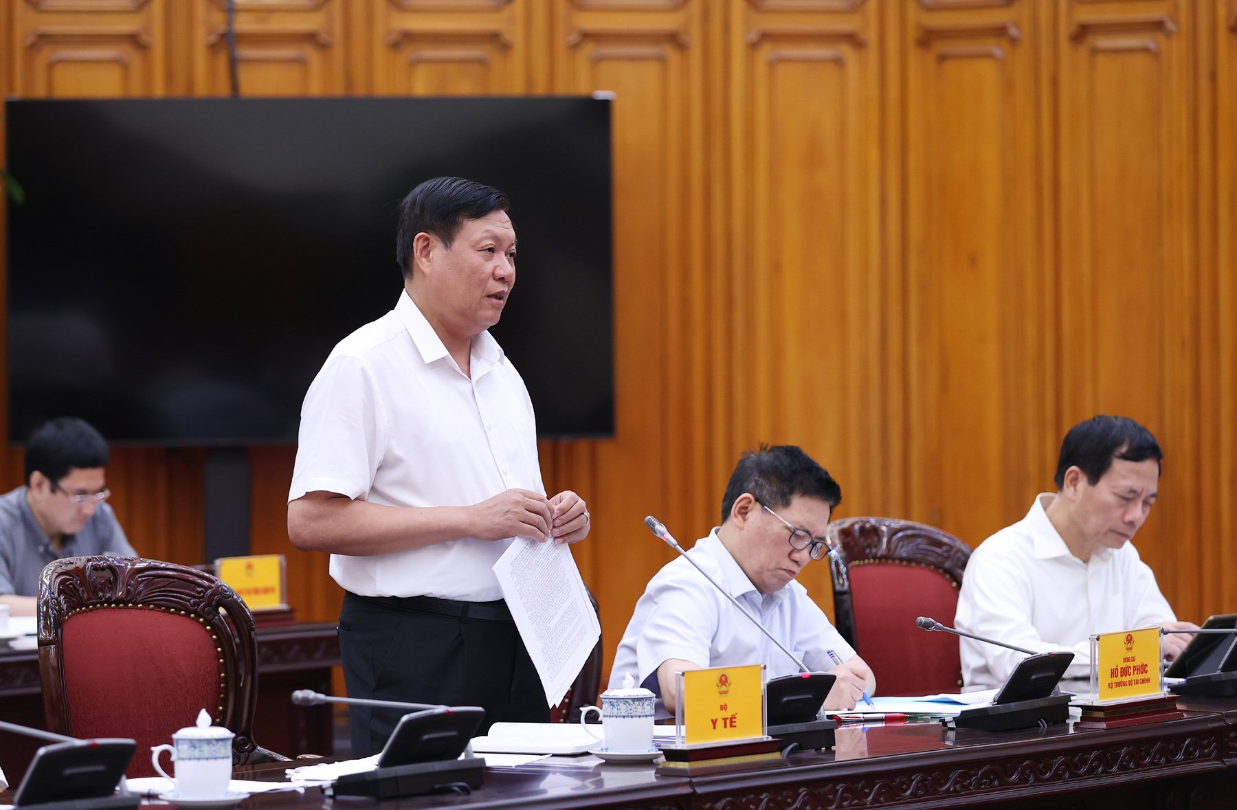 Thủ tướng: Đánh giá chính xác thực trạng, tiếp tục triển khai các giải pháp bảo đảm thuốc và nhân lực y tế - Ảnh 3. Thủ tướng: Đánh giá chính xác thực trạng, tiếp tục triển khai các giải pháp bảo đảm thuốc và nhân lực y tế - Ảnh 3.