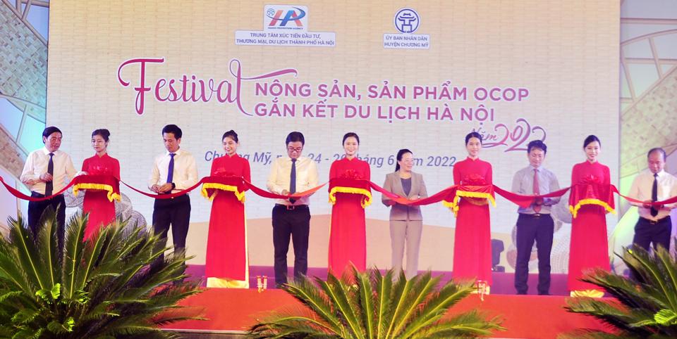 Các đại biểu cắt băng khai mạc “Festival Nông sản, sản phẩm OCOP gắn kết du lịch Hà Nội 2022”