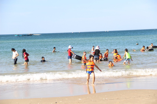 Du khách trở về tắm biển ngày càng đông (Ảnh: Đăng Đức)