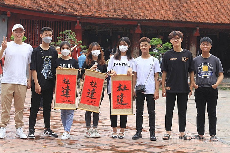 Sĩ tử nô nức đến Văn Miếu vái vọng trước ngày thi Sĩ tử nô nức đến Văn Miếu vái vọng trước ngày thi