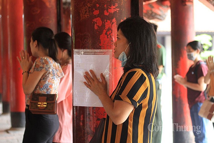 Sĩ tử nô nức đến Văn Miếu vái vọng trước ngày thi Sĩ tử nô nức đến Văn Miếu vái vọng trước ngày thi
