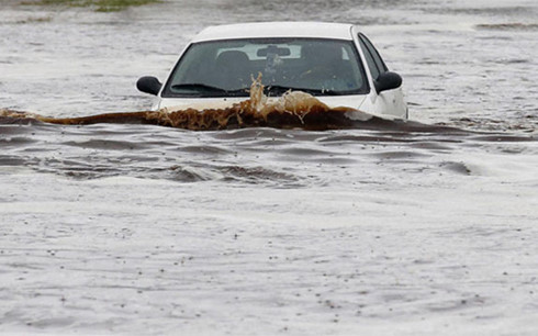 mẹo thoát hiểm khi lái xe qua vùng ngập nước hình 2 meo thoat hiem khi lai xe qua vung ngap nuoc hinh 2