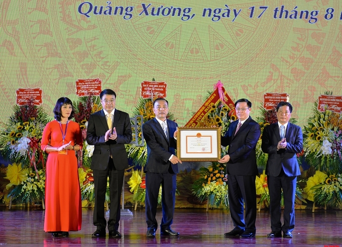 pho thu tuong du le trao bang cong nhan huyen quang xuong dat chuan nong thon moi