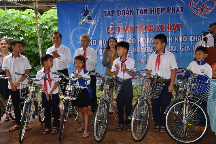 tan hiep phat trao tang 50 chiec xe dap cho hoc sinh ngheo tai vung bien gioi tinh gia lai
