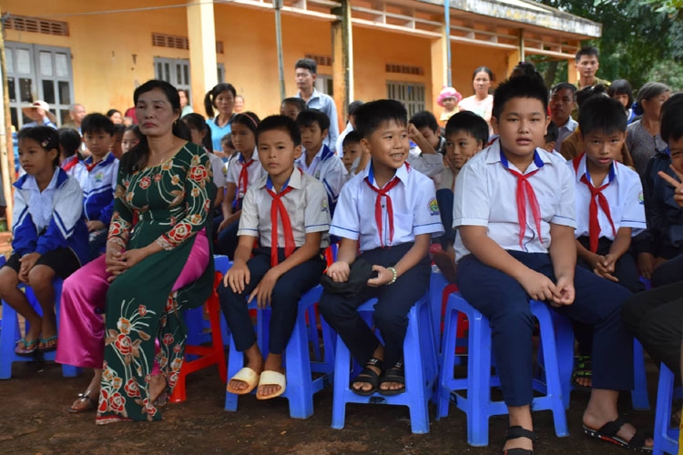 tan hiep phat trao tang 50 chiec xe dap cho hoc sinh ngheo tai vung bien gioi tinh gia lai