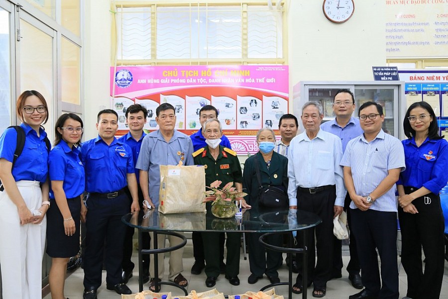 Đảng ủy, Công đoàn, Hội cựu chiến binh và Đoàn Thanh niên PVTrans tổ chức dâng hương tưởng niệm các anh hùng liệt sĩ và đi thăm, tặng quà nhân ngày th