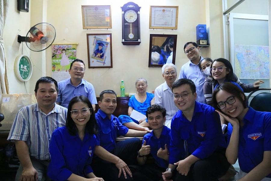 Đảng ủy, Công đoàn, Hội cựu chiến binh và Đoàn Thanh niên PVTrans tổ chức dâng hương tưởng niệm các anh hùng liệt sĩ và đi thăm, tặng quà nhân ngày th