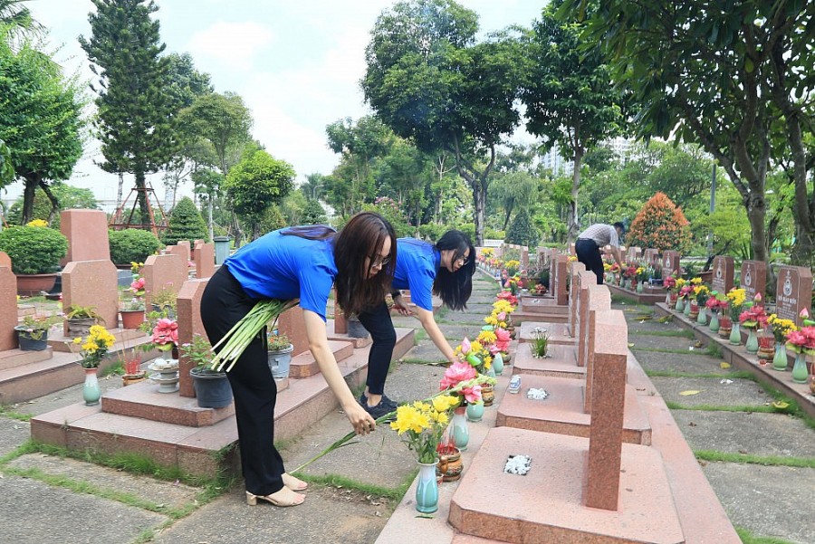 Đảng ủy, Công đoàn, Hội cựu chiến binh và Đoàn Thanh niên PVTrans tổ chức dâng hương tưởng niệm các anh hùng liệt sĩ và đi thăm, tặng quà nhân ngày th