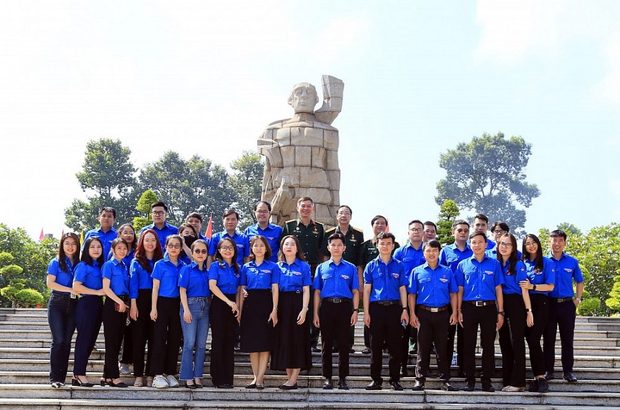 Đảng ủy, Công đoàn, Hội cựu chiến binh và Đoàn Thanh niên PVTrans tổ chức dâng hương tưởng niệm các anh hùng liệt sĩ và đi thăm, tặng quà nhân ngày th