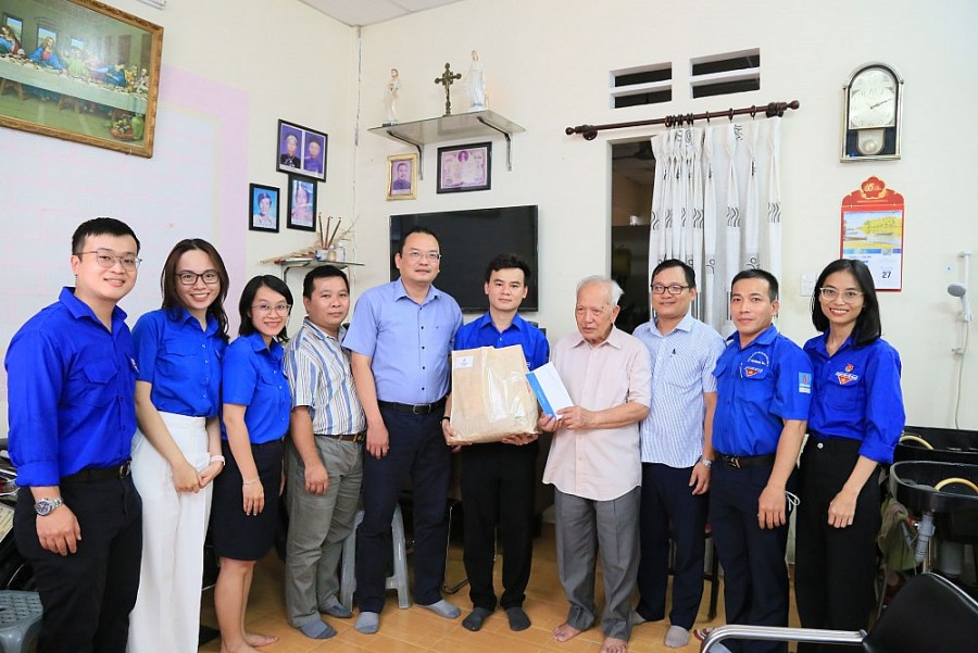 Đảng ủy, Công đoàn, Hội cựu chiến binh và Đoàn Thanh niên PVTrans tổ chức dâng hương tưởng niệm các anh hùng liệt sĩ và đi thăm, tặng quà nhân ngày th
