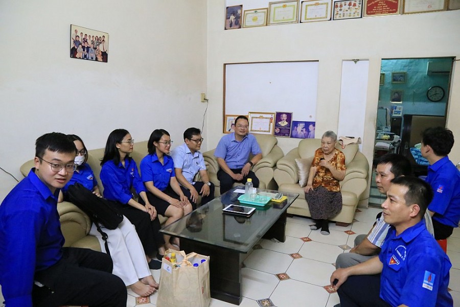Đảng ủy, Công đoàn, Hội cựu chiến binh và Đoàn Thanh niên PVTrans tổ chức dâng hương tưởng niệm các anh hùng liệt sĩ và đi thăm, tặng quà nhân ngày th