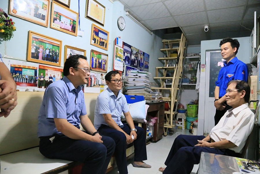 Đảng ủy, Công đoàn, Hội cựu chiến binh và Đoàn Thanh niên PVTrans tổ chức dâng hương tưởng niệm các anh hùng liệt sĩ và đi thăm, tặng quà nhân ngày th