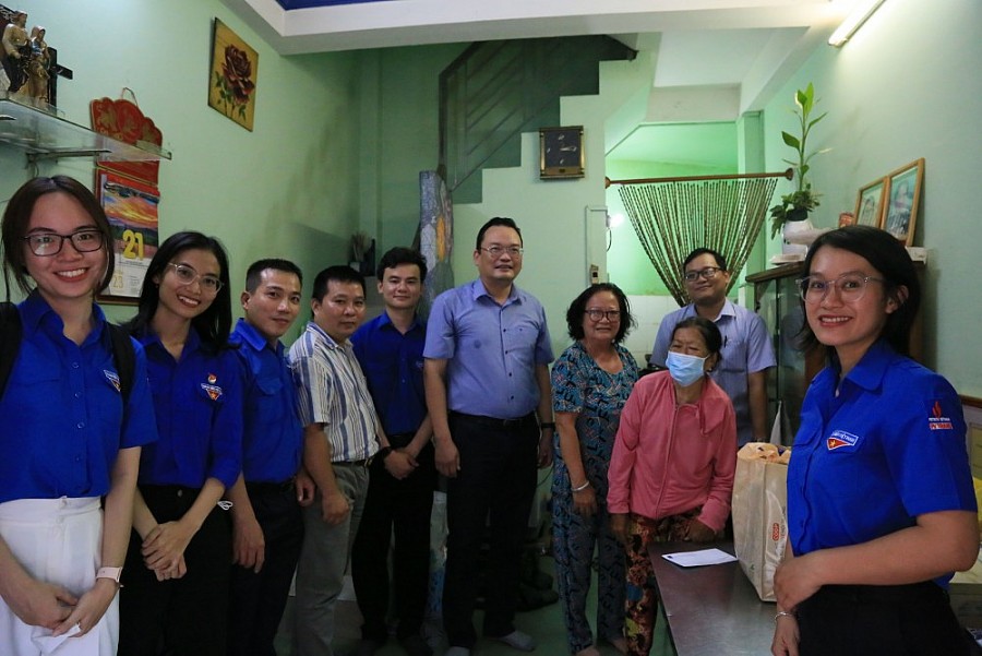 Đảng ủy, Công đoàn, Hội cựu chiến binh và Đoàn Thanh niên PVTrans tổ chức dâng hương tưởng niệm các anh hùng liệt sĩ và đi thăm, tặng quà nhân ngày th