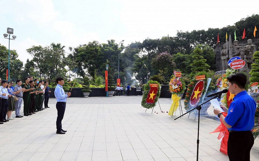 Đảng ủy, Công đoàn, Hội cựu chiến binh và Đoàn Thanh niên PVTrans tổ chức dâng hương tưởng niệm các anh hùng liệt sĩ và đi thăm, tặng quà nhân ngày th