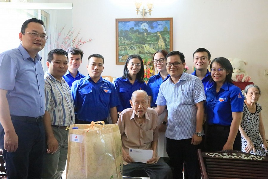Đảng ủy, Công đoàn, Hội cựu chiến binh và Đoàn Thanh niên PVTrans tổ chức dâng hương tưởng niệm các anh hùng liệt sĩ và đi thăm, tặng quà nhân ngày th