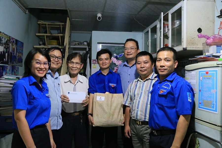 Đảng ủy, Công đoàn, Hội cựu chiến binh và Đoàn Thanh niên PVTrans tổ chức dâng hương tưởng niệm các anh hùng liệt sĩ và đi thăm, tặng quà nhân ngày th