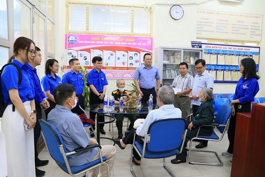 Đảng ủy, Công đoàn, Hội cựu chiến binh và Đoàn Thanh niên PVTrans tổ chức dâng hương tưởng niệm các anh hùng liệt sĩ và đi thăm, tặng quà nhân ngày th