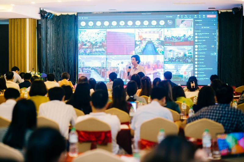 TS. Phạm Hùng Anh, Vụ trưởng Vụ Giáo dục Chính trị và Công tác HSSV- Bộ Giáo dục và Đào tạo trả lời câu hỏi tại buổi tập huấn.
