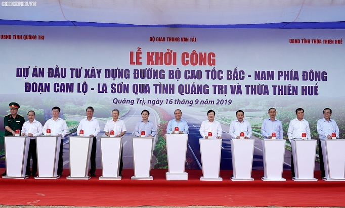 Thủ tướng Nguyễn Xuân Phúc phát lệnh khởi công dự án cao tốc Cam Lộ - La Sơn thu tuong nguyen xuan phuc phat lenh khoi cong du an cao toc cam lo la son