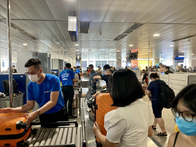 Bất ngờ với lượng hành khách ở sân bay Tân Sơn Nhất - Ảnh 8. Bất ngờ với lượng hành khách ở sân bay Tân Sơn Nhất - Ảnh 8.