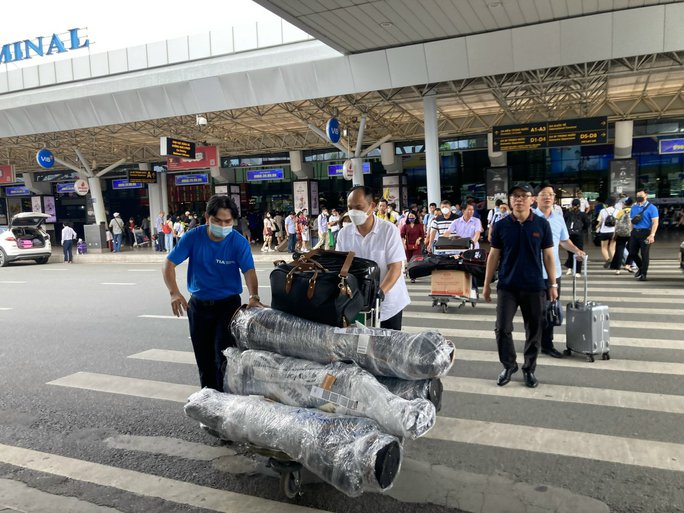 Bất ngờ với lượng hành khách ở sân bay Tân Sơn Nhất - Ảnh 1. Bất ngờ với lượng hành khách ở sân bay Tân Sơn Nhất - Ảnh 1.