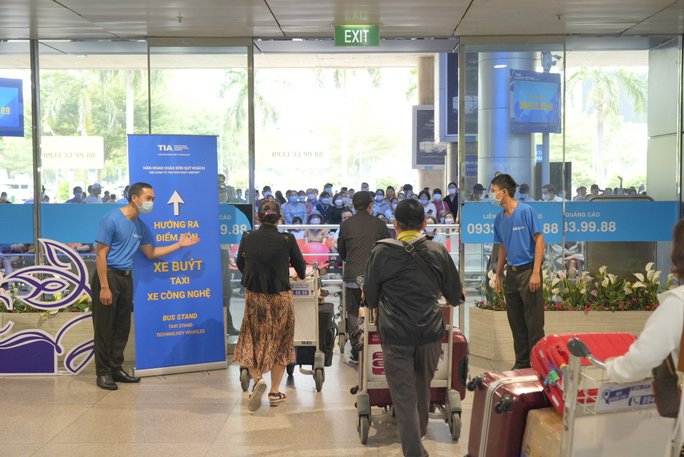 Bất ngờ với lượng hành khách ở sân bay Tân Sơn Nhất - Ảnh 4. Bất ngờ với lượng hành khách ở sân bay Tân Sơn Nhất - Ảnh 4.