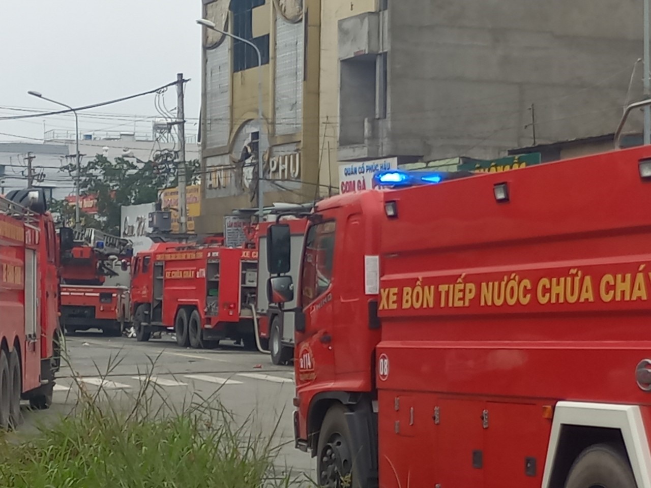 Khu vực cháy vẫn đang được phong toả.