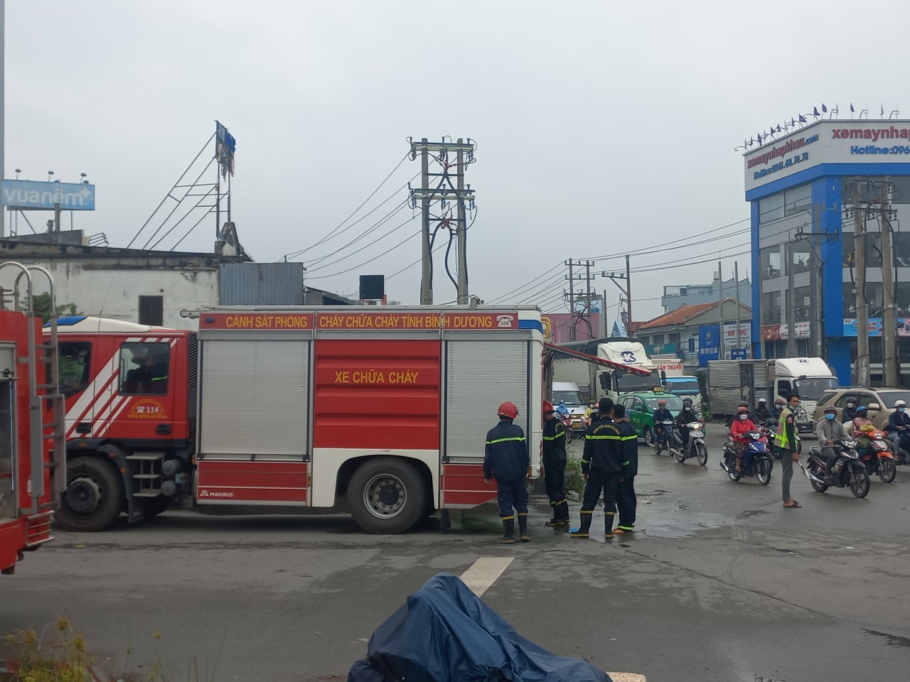 Khu vực cháy vẫn đang được phong toả.