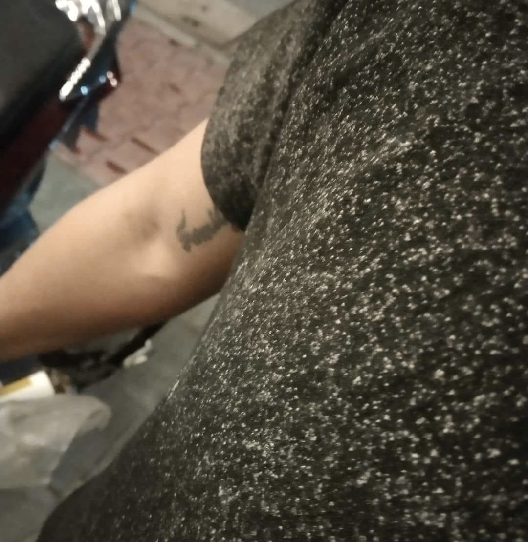 Quần áo của người đi đường bị phủ trắng bởi bụi xi măng.