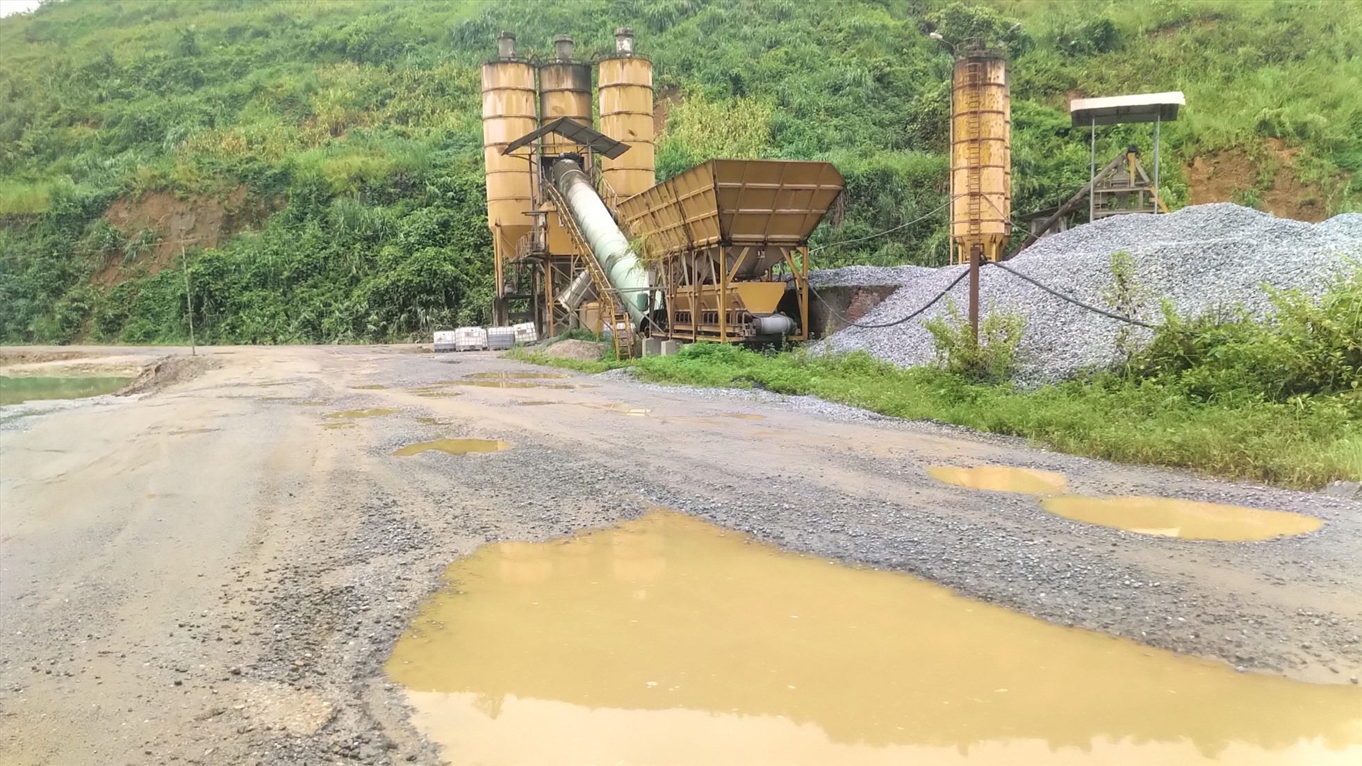 Trạm trộn nằm sát đường tỉnh nhưng không có bảng biển, rào chắn.