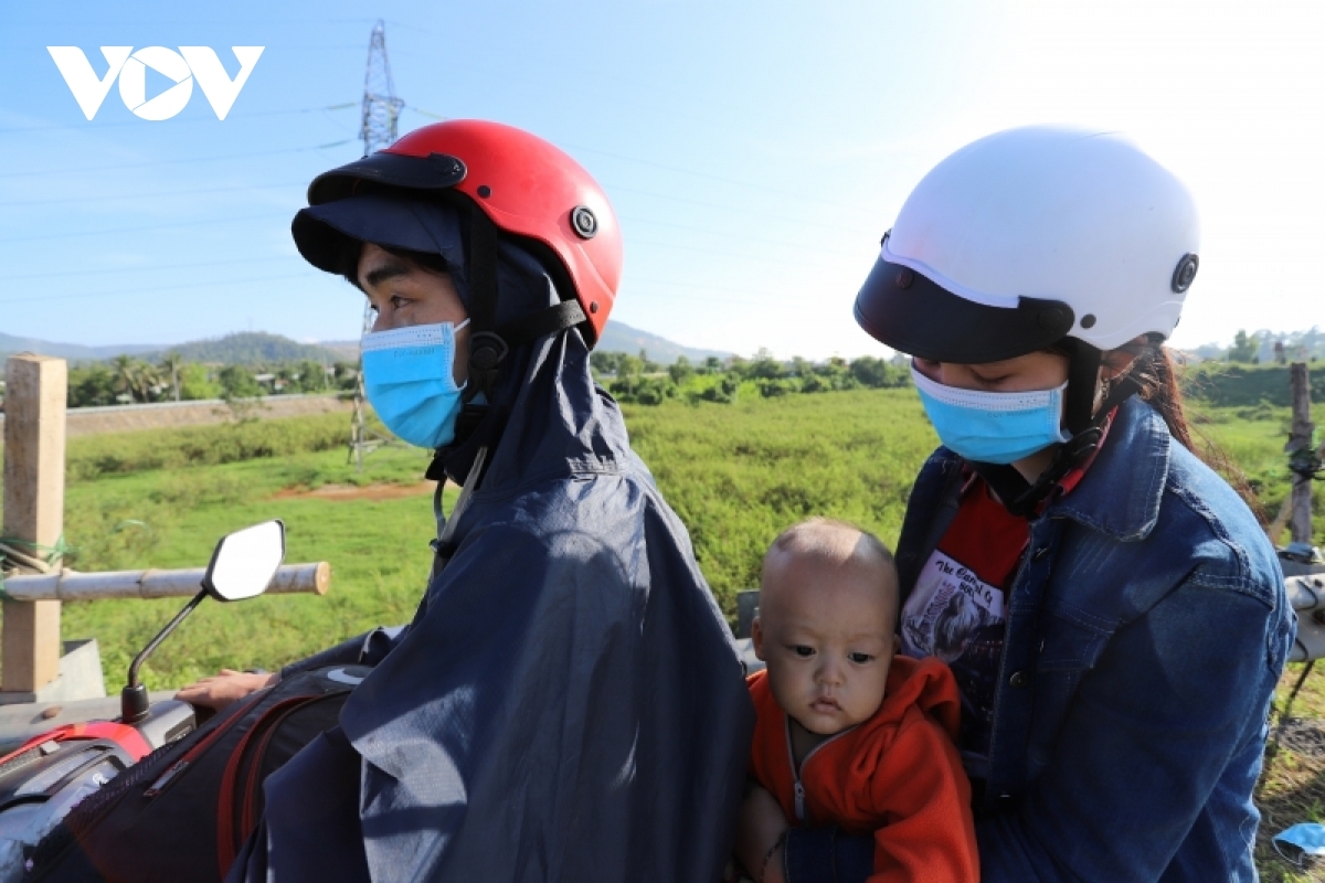 Hai vợ chồng anh Giàng A Sà đi xe máy từ Bình Dương về Sơn La. (Ảnh: Vinh Thông)