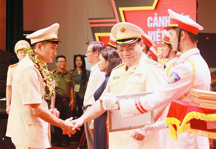 Người chuyên phá án buôn lậu vàng  -0