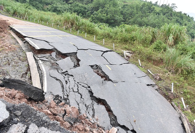 Phó Thủ tướng kiểm tra công tác khắc phục hậu quả mưa lũ tại miền Trung - Ảnh 7. Phó Thủ tướng kiểm tra công tác khắc phục hậu quả mưa lũ tại miền Trung - Ảnh 7.