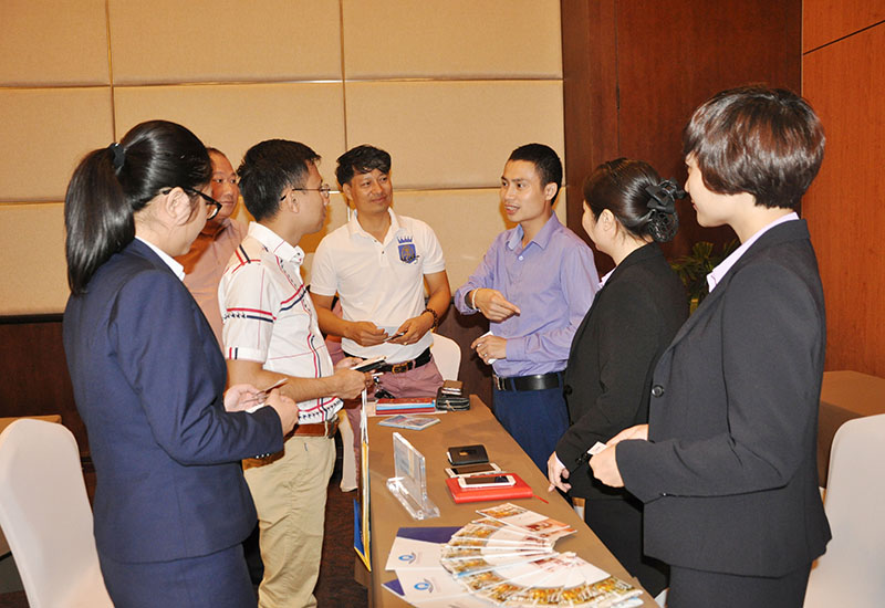 Các doanh nghiệp du lịch trao đổi kinh nghiệm trong khuôn khổ tọa đàm.