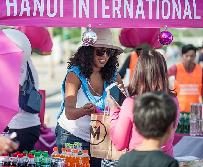 Gây quỹ từ thiện với chủ đề “Vòng quanh thế giới cùng thưởng thức” quy hiwc charity bazaar lan thu 26 voi chu de vong quanh the gioi cung thuong thuc