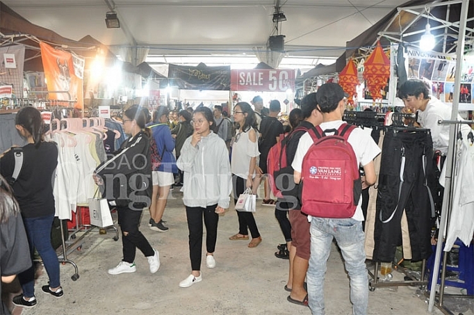 tp ho chi minh gioi tre un un mua sam trong ngay black friday