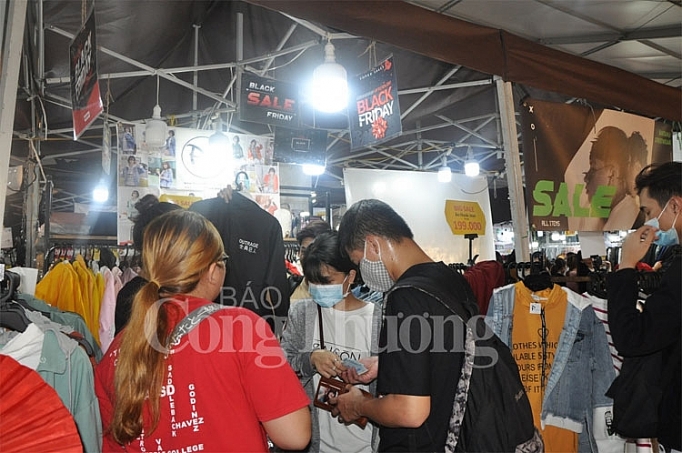 tp ho chi minh gioi tre un un mua sam trong ngay black friday