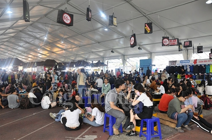 tp ho chi minh gioi tre un un mua sam trong ngay black friday