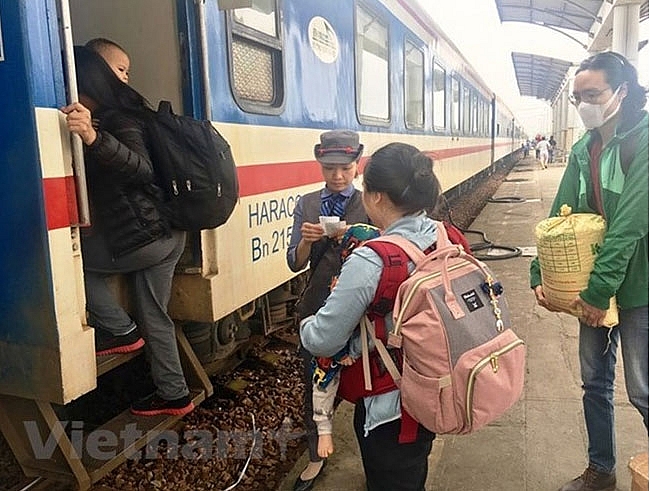 Tăng cường gần 50 đoàn tàu phục vụ dịp Tết Dương lịch 2019 tang cuong gan 50 doan tau phuc vu dip tet duong lich 2019